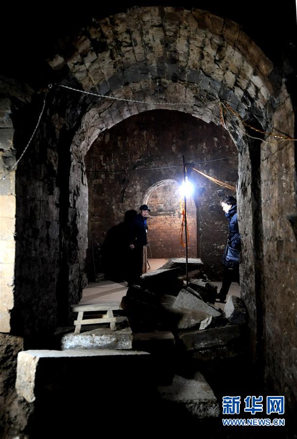 考古人员在河南安阳曹操高陵考古现场清理（2009年12月30日摄）。