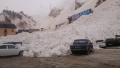 俄罗斯滑雪胜地突发雪崩　积雪淹没山下停车场