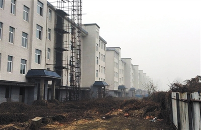 1月5日，许昌县陈曹乡柏杨村社区，一部分还没有建设完成，“烂尾”至今。新京报记者 逯仲胜 摄