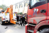 郑州治理银基商圈拥堵　50吨大货车被警方打包拖走