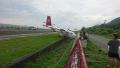 台湾一架飞机降落时冲出跑道 乘客惊慌逃窜