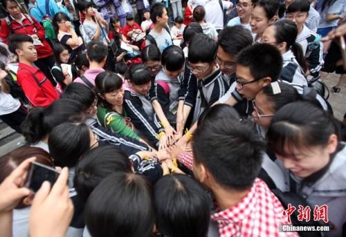资料图：2016年6月7日，2016年中国高考正式拉开大幕，全国将有940万考生参加考试。图为河北石家庄的考生们在相互祝福。 中新社记者 翟羽佳 摄