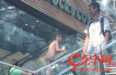 广州动漫星城惊现怪异男子 裸体捡喝剩饮料顾客受惊_金羊网