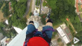 心跳加速！极限爱好者挑战421米摩天大楼上跳伞