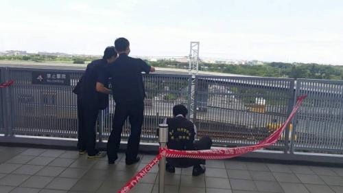 台湾高铁台南站高架月台旅客坠落身亡，警方采证调查。台湾联合报/警方供图