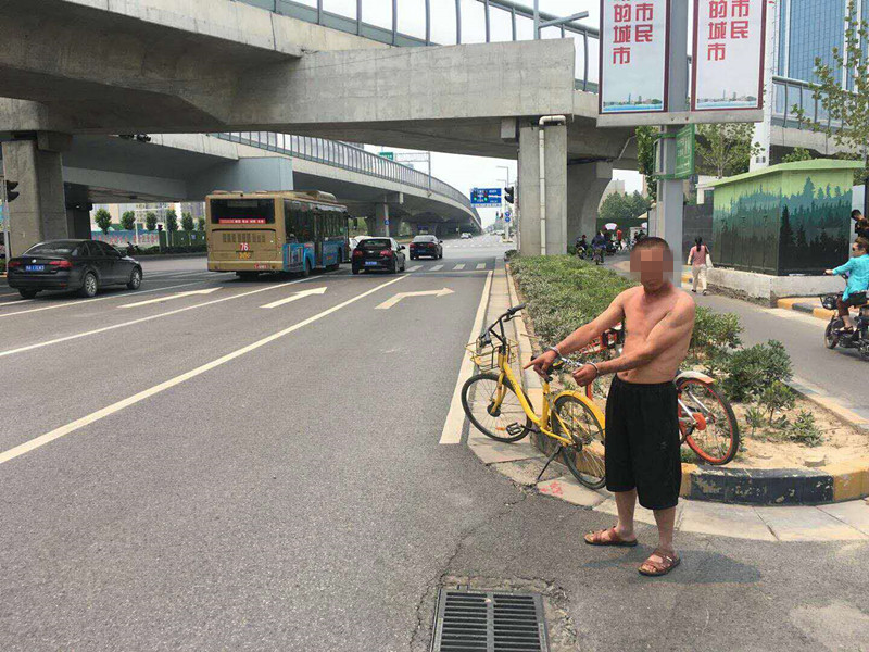 郑州：一男子耍酒疯搬共享单车堵路 咋回事？