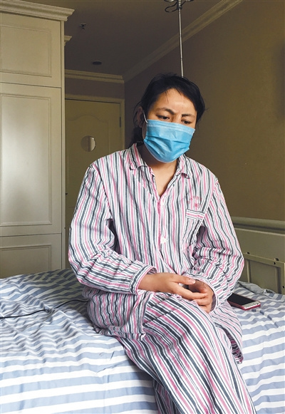 4月22日，正在接受治疗的李云，她一直戴着口罩。A18-A19版图片/新京报记者 韩雪枫 摄