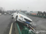 济广高速六安西收费道口广场，一辆轿车“飞”上中央隔离护栏！