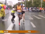 中国马拉松选手夺冠冲刺　遭志愿者2次递国旗干扰