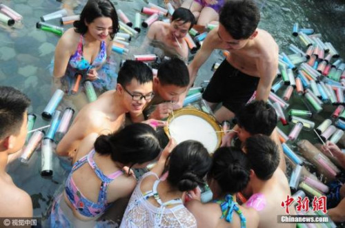 2016年12月11日，浙江省杭州市举办了一场温泉素颜相亲派对，几十名单身男女，坦诚相见。平时相亲，很多人都是咖啡馆正襟危坐，有些女孩子化妆到看不出真容，此次参加温泉相亲都卸掉精致的妆容。图片来源：视觉中国