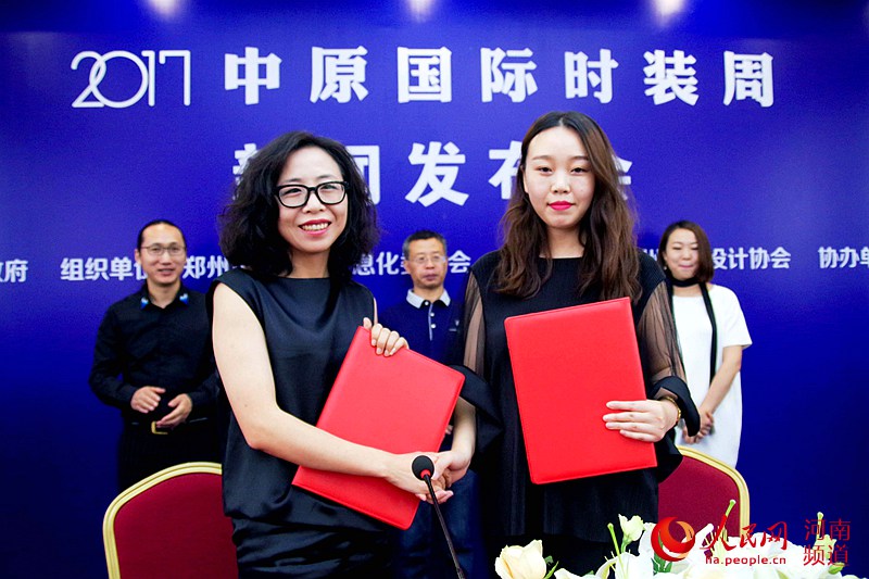 郑州服装设计协会秘书长栗素君与上海POP时尚网络总经理张巍签署合作协议