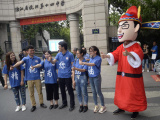 2017年高考开考　杭州考点状元卡通人偶到场助考