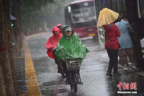 6月22日，呼和浩特迎来降雨。<a target='_blank' href='http://www.chinanews.com/'>中新社记者 刘文华 摄