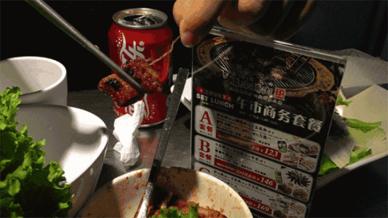 網友稱“喜來稀肉”烤肉中吃出不明物體。 ”圖片來自“上海好白相”微信公眾號