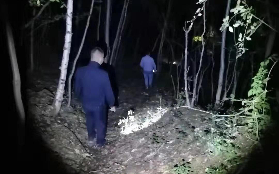 救援人员夜间在森林中跋涉，搜寻被困驴友。警方供图