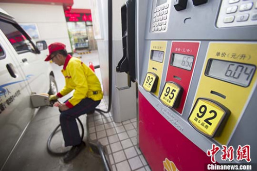 资料图：山西太原，加油站工作人员给车辆加油。 <a target='_blank' href='http://www.chinanews.com/'>中新社记者 张云 摄