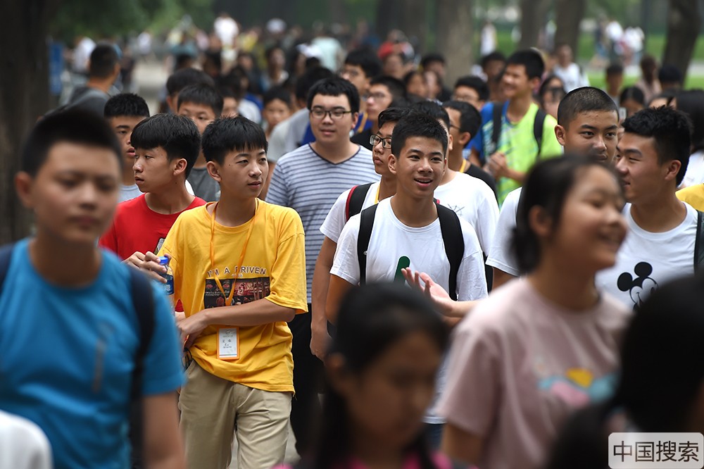 2019年7月17日，北京，暑期已经拉开帷幕，清华大学又一次迎来参观高峰期，来自全国各地的学生及老师家长进校参观游览，一睹名校风采。中国搜索宋家儒摄