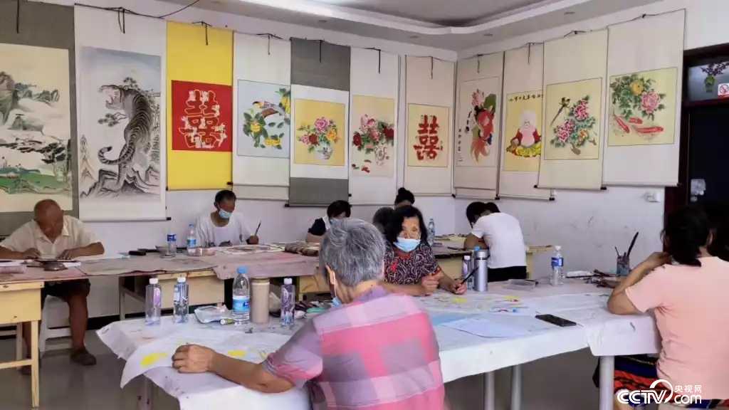 睢县白庙乡土楼村村民正在绘画作品